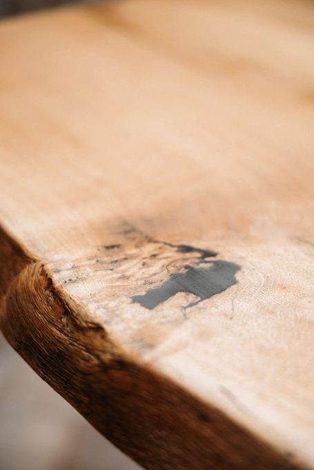 Holzmanufaktur Gahm - Massiver Esszimmertisch mit Baumkante